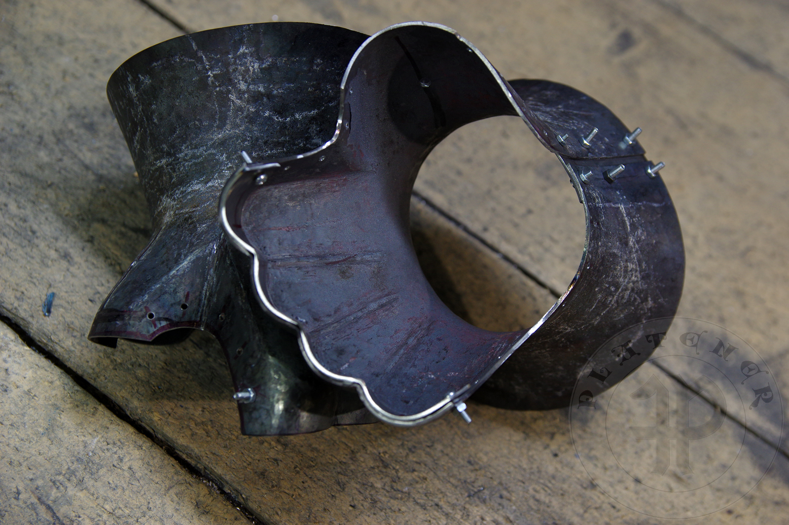 Hourglass gauntlets forged without welding from medium carbon steel, heat hardened and tempered up to 42 HRC. Fingers in articulated construction inspired by finds from Sweden. Brass decoration with roping motive./Rkawice klepsydrowe wykonane bez spawania ze stali redniowglowej, hartowane i odpusczane do 42 HRC. Palce w konstrukcji segmentowej wzorowane na znaleziskach ze Szwecji. Mosine dekoracje z motywem linowym.